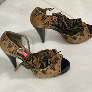 Brown Patterned Women's Heel. No origi box. Semi worn. Brand Betsy xox.